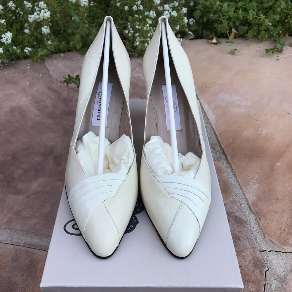 Beige leather heel